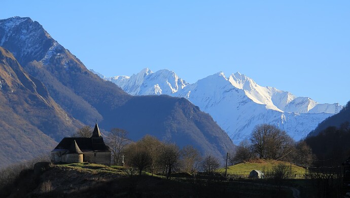 Vers le Sud, la vallée vers Luz-Sauveur ...
