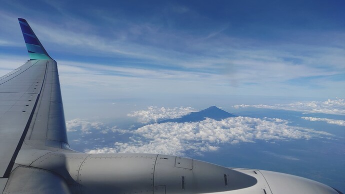Vol vers Yogyakarta ( Ciremai au fond) (1)
