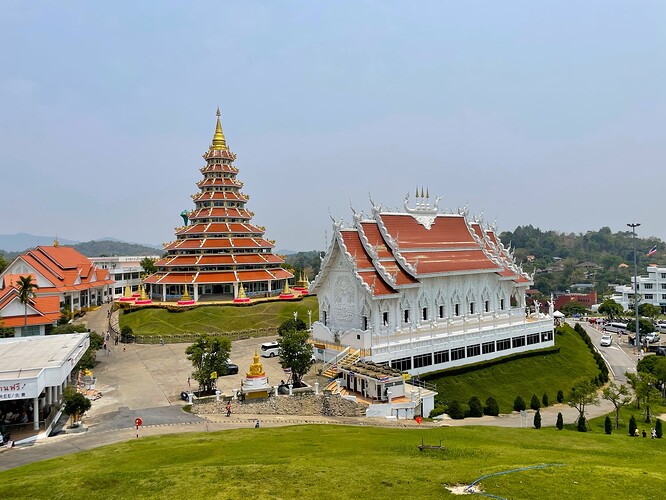 Wat Huay Pla Kang, wihan blanc et pagode