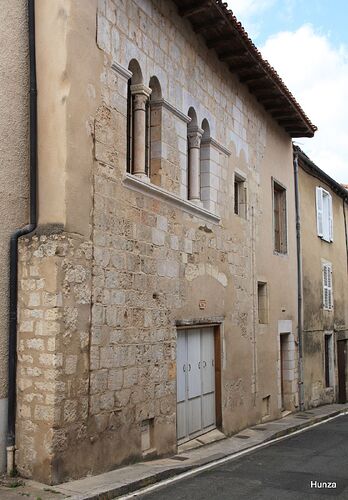 Poitiers, maison romane dans la rue Jean Bouchet