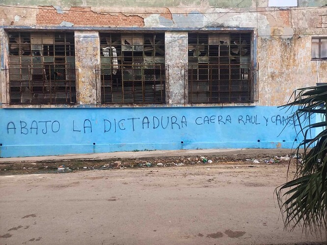 siguen-apareciendo-carteles-1