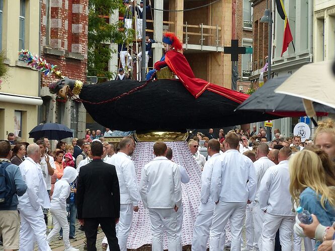 Elle voit des géants partout ! (Ducasse d’Ath, Belgique, Août 2018) - fabienne65 Elle voit des géants partout ! (Ducasse d’Ath, Belgique, Août 2018) - fabienne65