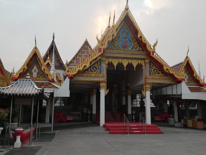 Wat Phanan Choeng Pier