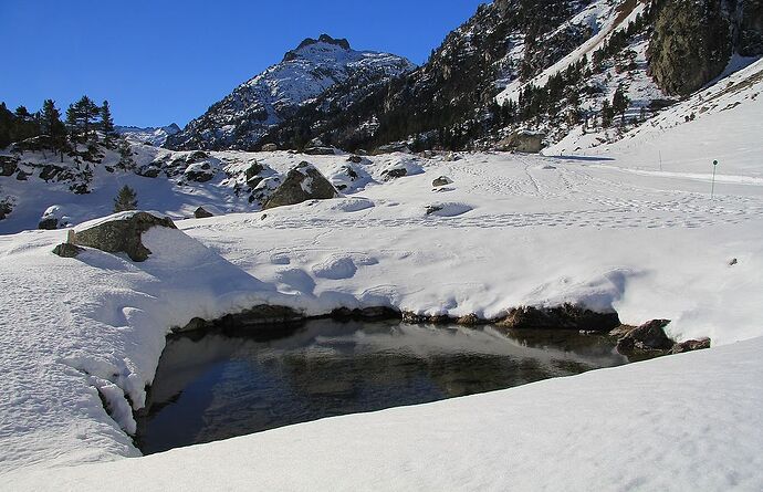 Dans les Hautes Pyrénées, teintes d'automne et blancheur hivernale - jem