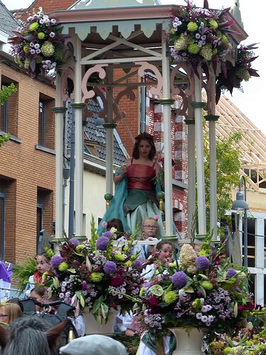 Elle voit des géants partout ! (Ducasse d’Ath, Belgique, Août 2018) - fabienne65