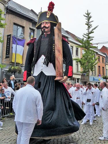 Elle voit des géants partout ! (Ducasse d’Ath, Belgique, Août 2018) - fabienne65