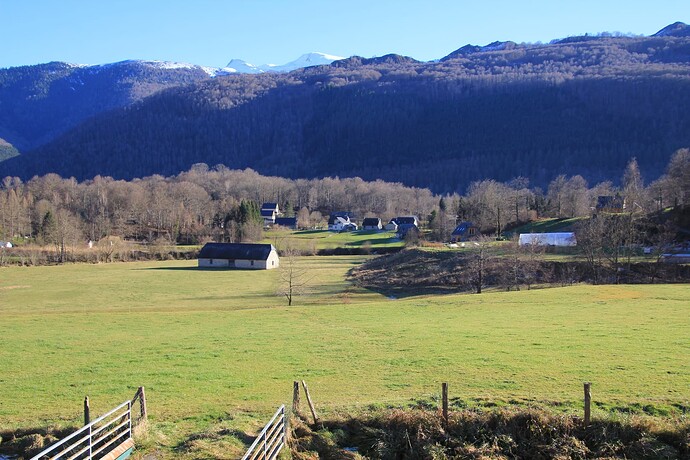 Prairie et ferme dans le Val
