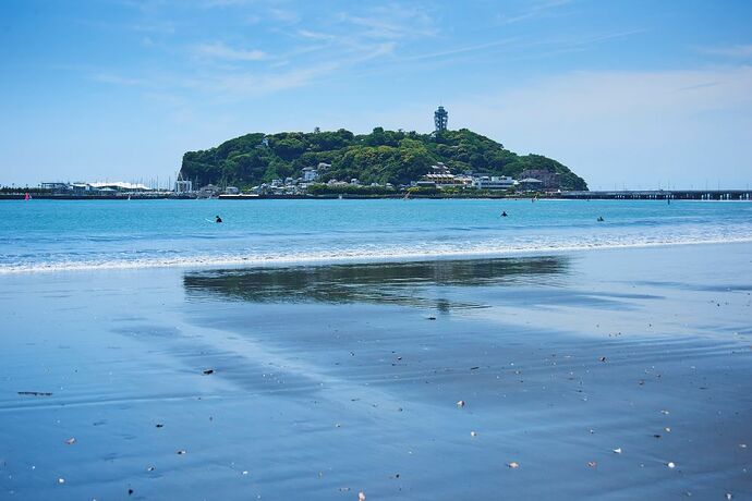 L’île de Enoshima et le phare Enoshima Sea Candle