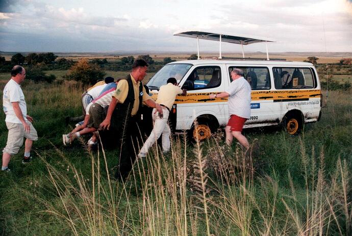 09bis MASAI MARA SAFARI 5 01 VEHICULE EMBOURBE