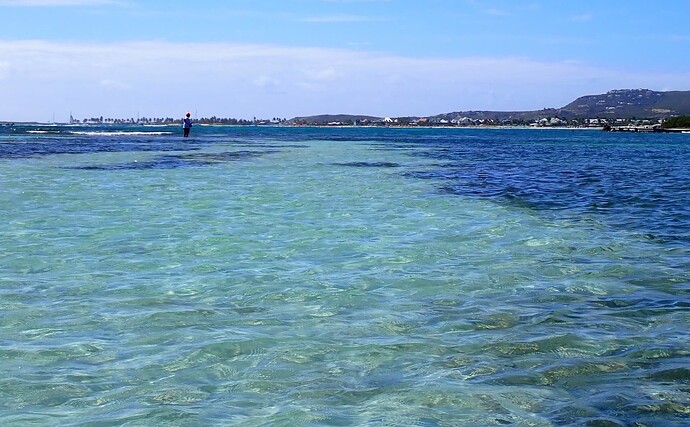Un pêcheur au milieu de la mer