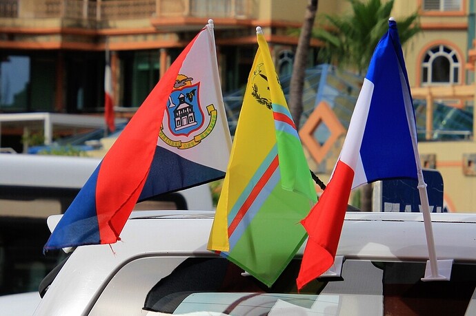 Drapeaux de l'île : Sint Maarten à gauche/Unity flag au centre/ France Saint-Martin à droite