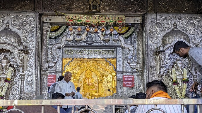 Un des temples ouvert sur la rue : or et argent à gogo