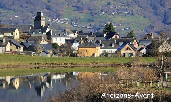 Arcizans village et son lac