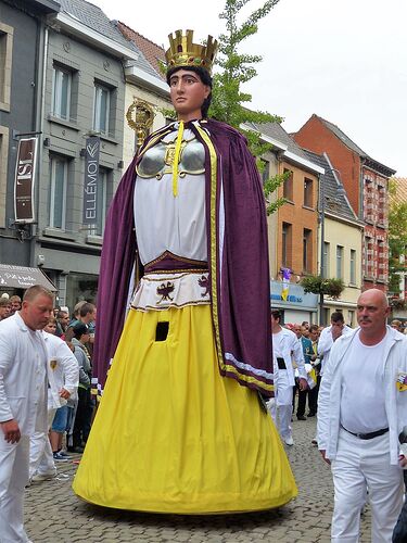 Elle voit des géants partout ! (Ducasse d’Ath, Belgique, Août 2018) - fabienne65