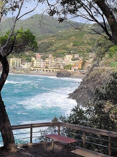 vue depuis le sentier côtier, un banc au premier plan, le village de monterosso au fond