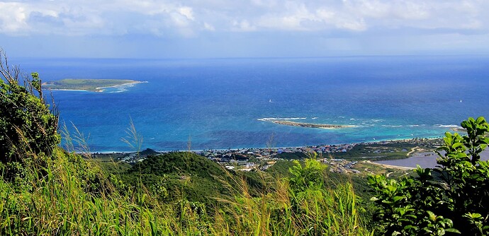 Tintamarre (à gauche)/îlot Caye Verte (sur la droite) et la Baie Orientale