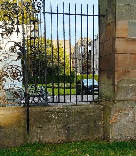 Abbaye d'Holyrood à travers la grille