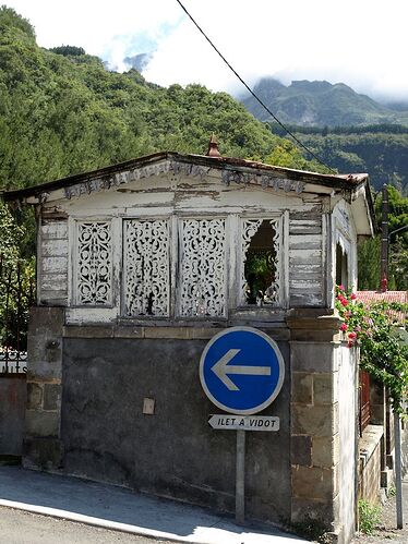 Traversée des trois cirques à pied et visite du sud - La-Corse-a-petits-pas Traversée des trois cirques à pied et visite du sud - La-Corse-a-petits-pas