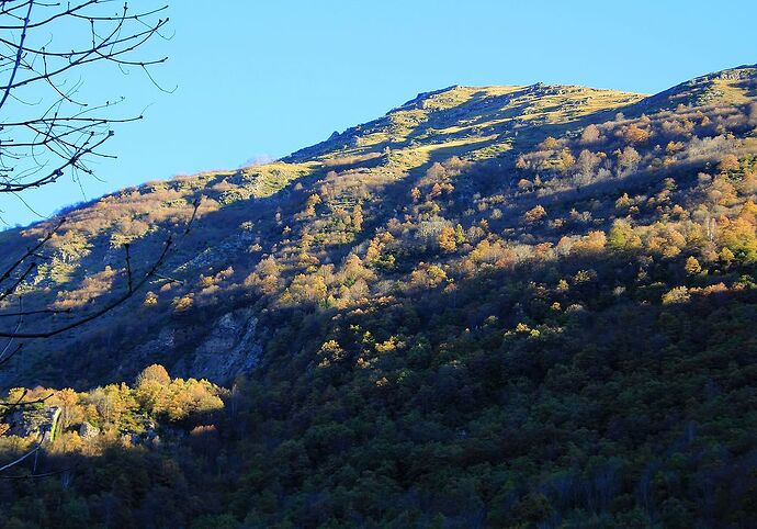 Dans les Hautes Pyrénées, teintes d'automne et blancheur hivernale - jem