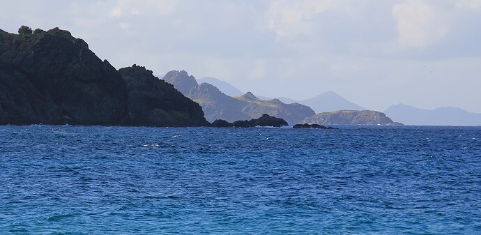 les silhouettes de St Barth, de l'îlet Fourchue puis l'île de Saint-Martin ... dans la brume