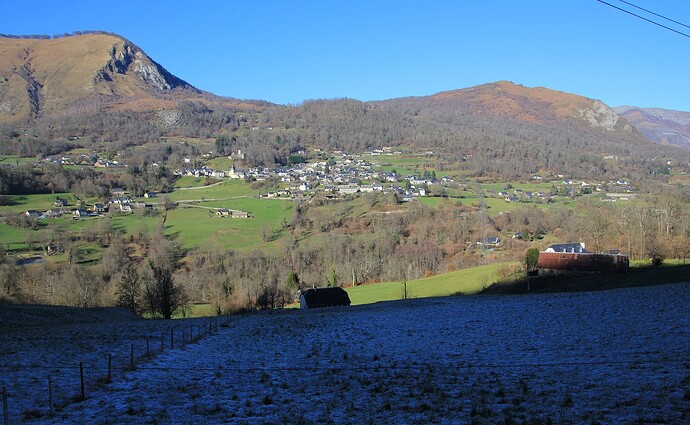 Arras en Lavedan sur le versant ensolleillé et le givre en avant-plan