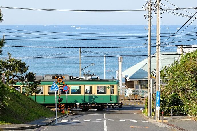 Le train Enoden et la baie de Sagami