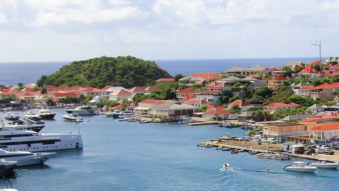 Fort Karl sur le morne vert en fond