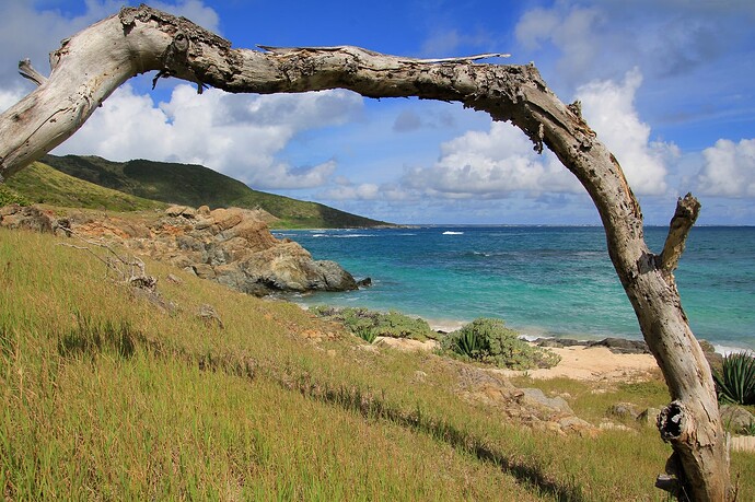 Cadre naturel et au loin la Pointe Est de Saint-Martin