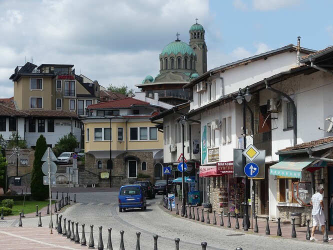 Rue Nikola Pikolo, devant l'entrée de la forteresse de Tsarevets