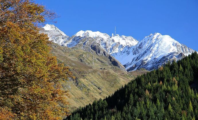 Dans les Hautes Pyrénées, teintes d'automne et blancheur hivernale - jem