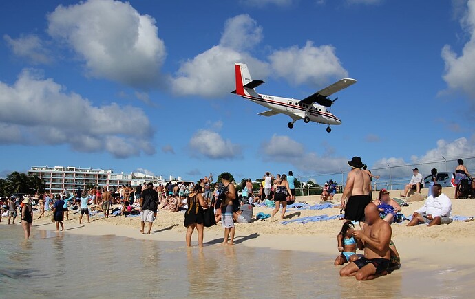 Drôle de plage paisible à Maho Beach