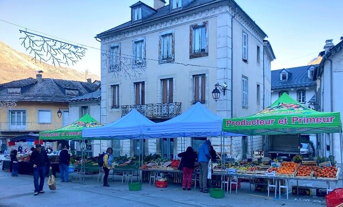 Une partie du marché hebdomadaire ...