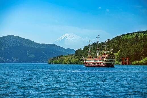 Lac Ashi et Bateau Pirate