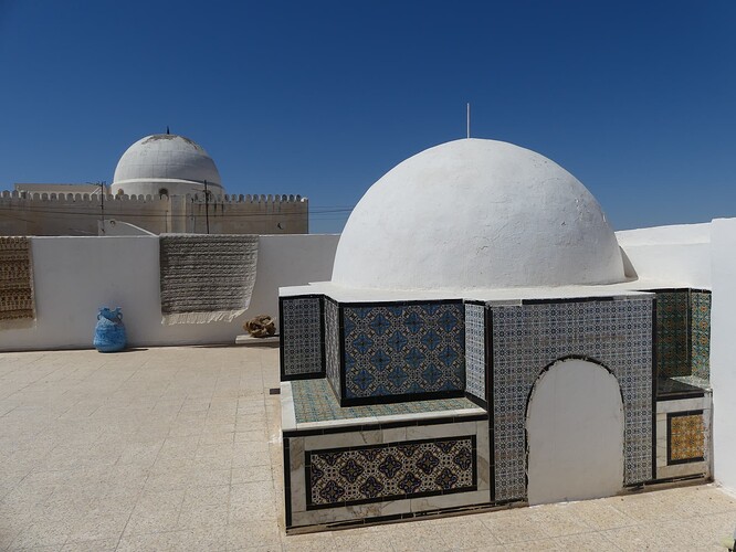 Une vue depuis un magasin de la rue (Kairouan Tapis)