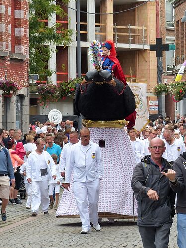 Elle voit des géants partout ! (Ducasse d’Ath, Belgique, Août 2018) - fabienne65