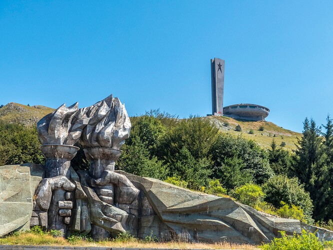 Monument des deux poings de fer et monument de Bouzloudja