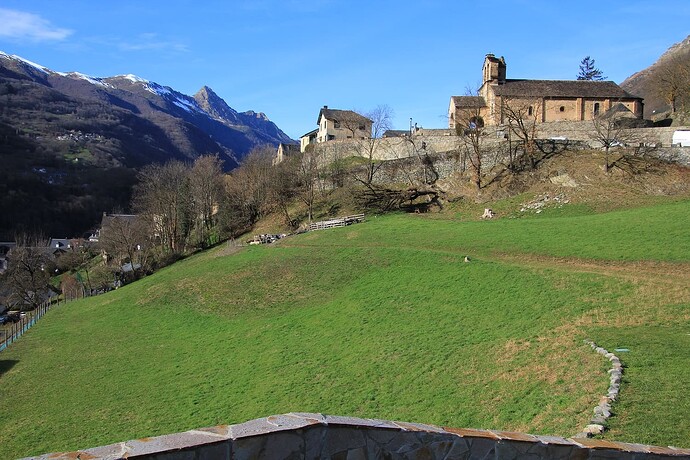 L'église de Sère perchée sur le versant