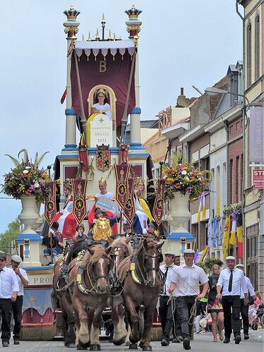 Elle voit des géants partout ! (Ducasse d’Ath, Belgique, Août 2018) - fabienne65