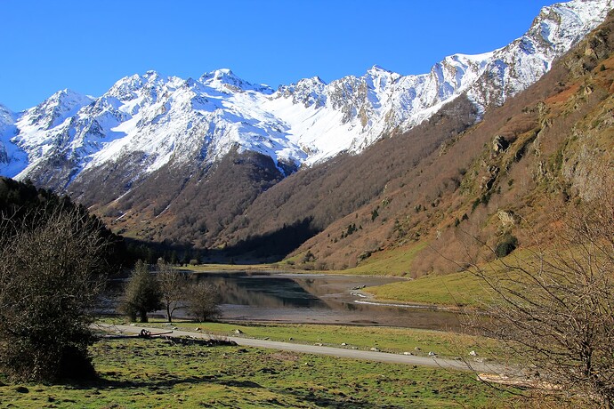 Estaing Lac et montagnes