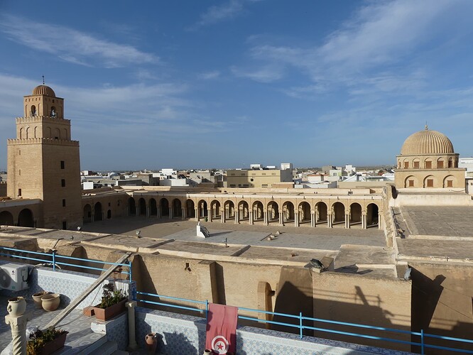 Une vue depuis un autre magasin (Tapis Okba)
