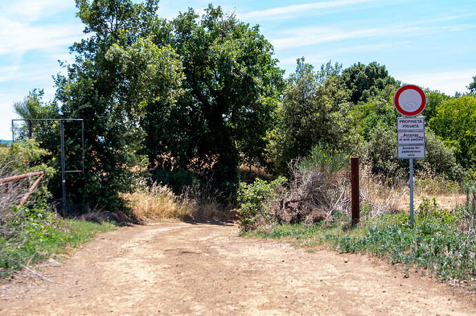 Départ du chemin vers la nécropole