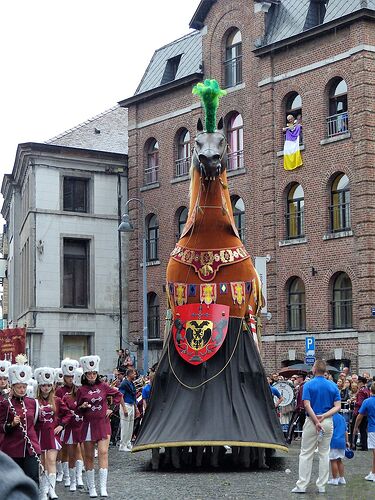 Elle voit des géants partout ! (Ducasse d’Ath, Belgique, Août 2018) - fabienne65