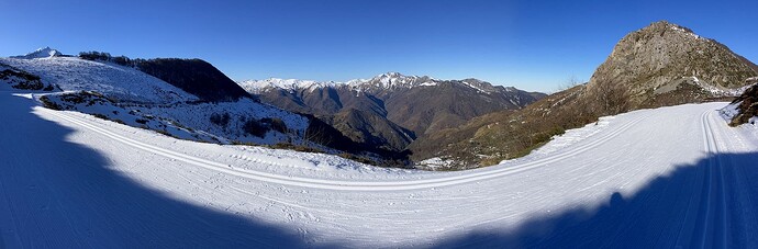 Piste de ski de fond et pid de Bazes sur la droite