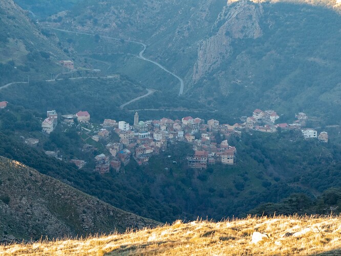 Vue sur Tirourda depuis le col de Tirourda
