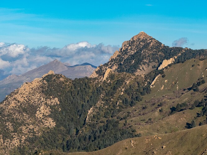 Col de Tirourda, et vue sur le mont Aẓru N ṭhur ainsi que son mausolée