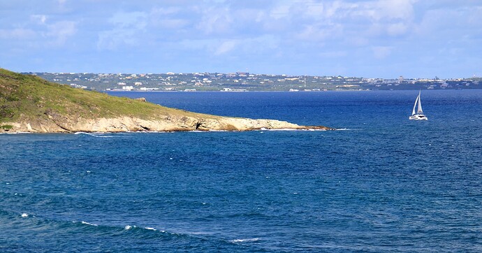 L'île d'Anguilla au loin
