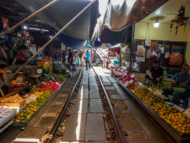 Marché ferroviaire de Maeklong