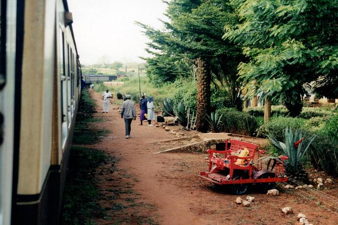 01 WAGON 1ère CLASSE ARRET TRAIN A UNE GARE (trouvé NID)