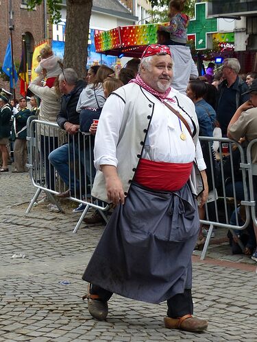 Elle voit des géants partout ! (Ducasse d’Ath, Belgique, Août 2018) - fabienne65