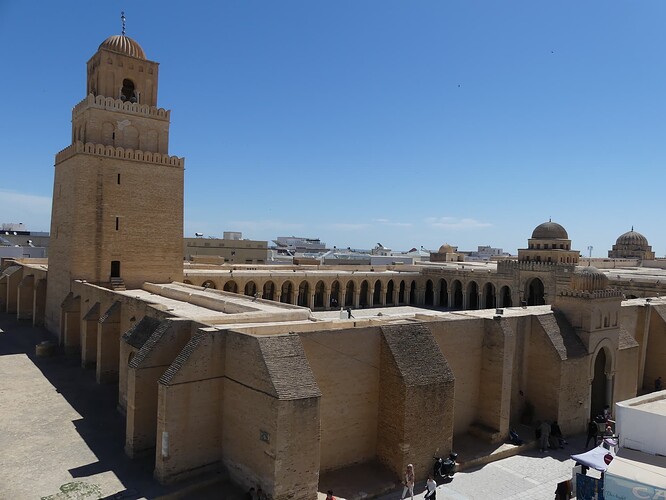 Une vue depuis un magasin de la rue (Kairouan Tapis)
